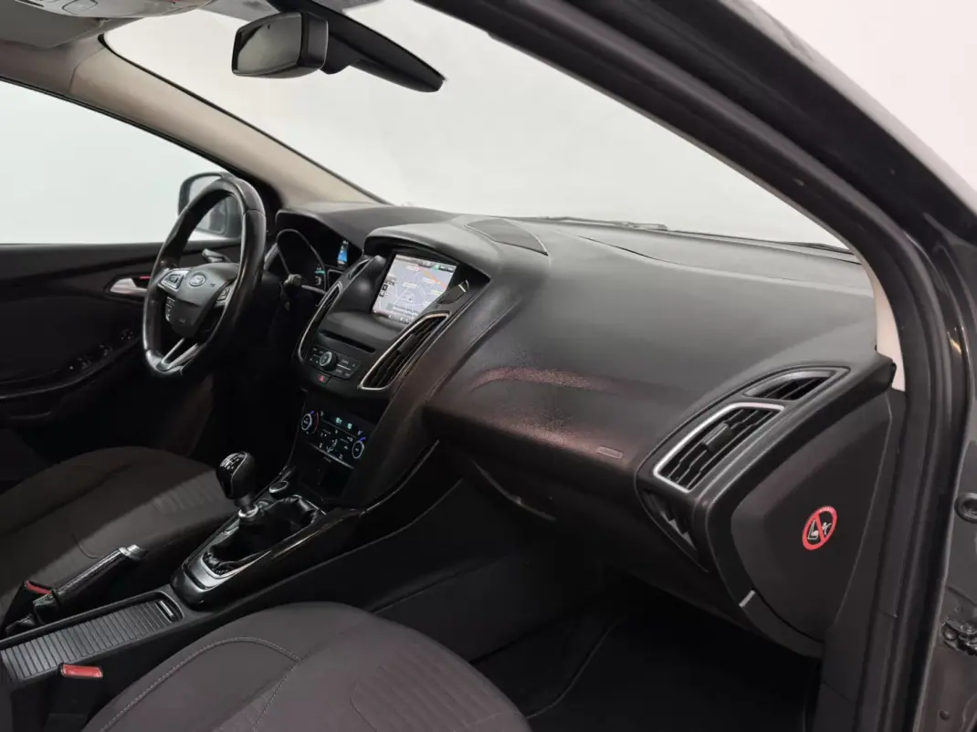 Ford Focus 2015 - 9750 EUR, 182000 km - AUTO.MOTO.pt - 182000km - foto 45 de 49