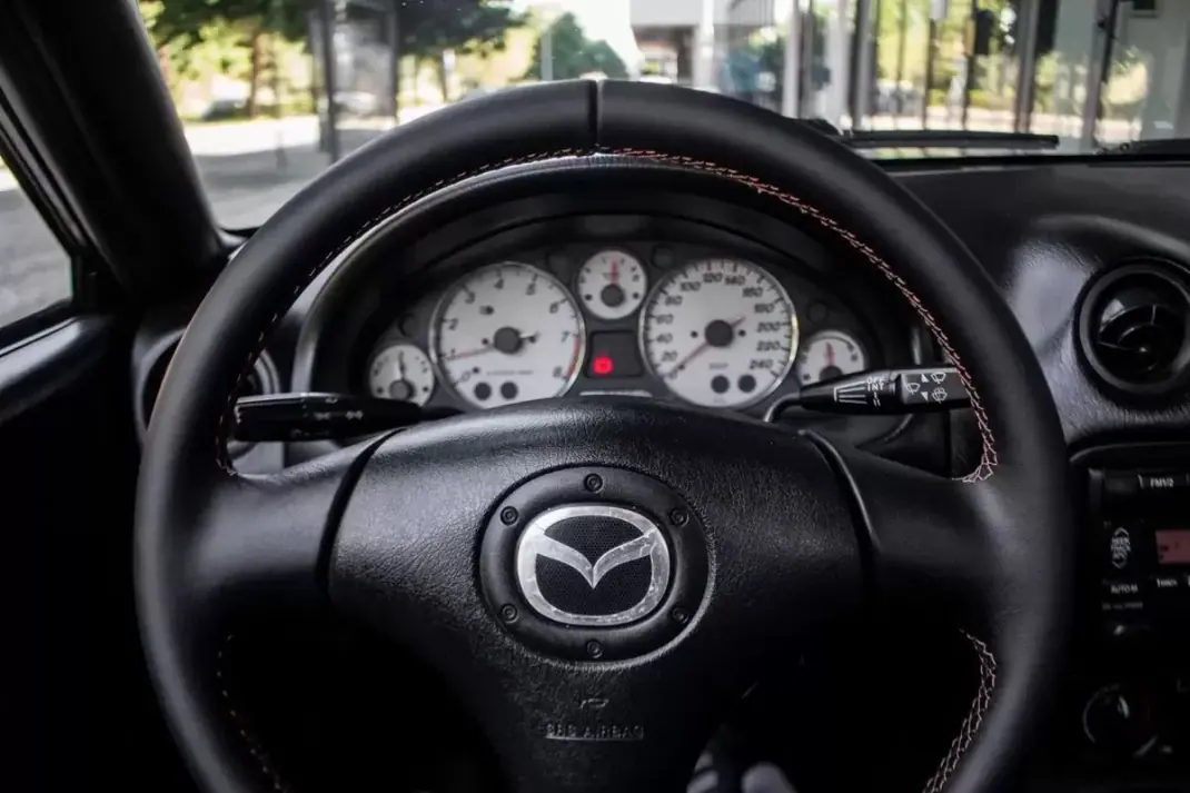 Mazda MX-5 2002 - 11750 EUR, 222949 km - AUTO.MOTO.pt - 222949km - foto 13 de 28