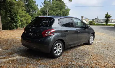 Peugeot 208 2013 - 5990 EUR, 168000 km - AUTO.MOTO.pt - 168000km - foto 7 de 16