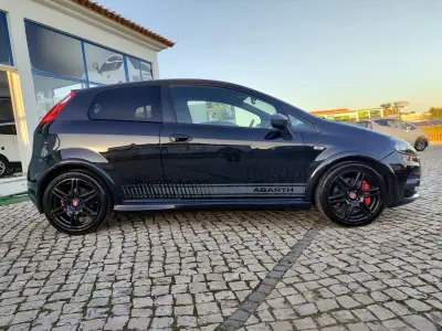 Fiat Grande Punto 2010 - 13900 EUR, 32000 km - AUTO.MOTO.pt - 32000km - foto 5 de 28