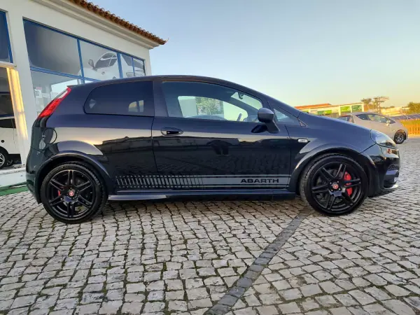 Fiat Grande Punto 2010 - 13900 EUR, 32000 km - AUTO.MOTO.pt - 32000km - foto 5 de 28