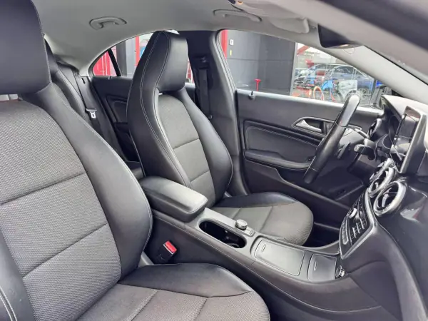 Mercedes-Benz CLA 180 2018 - 21500 EUR, 179900 km - AUTO.MOTO.pt - 179900km - foto 11 de 25