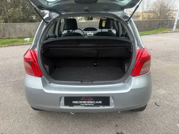 Toyota Yaris 2006 - 6900 EUR, 168000 km - AUTO.MOTO.pt - 168000km - foto 21 de 25