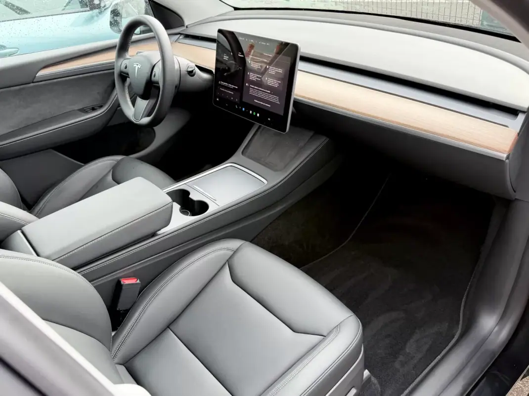 Tesla Model Y 2024 - 38490 EUR, 17630 km - AUTO.MOTO.pt - 17630km - foto 7 de 13