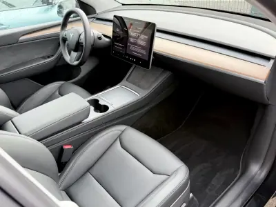Tesla Model Y 2024 - 38490 EUR, 17630 km - AUTO.MOTO.pt - 17630km - foto 7 de 13