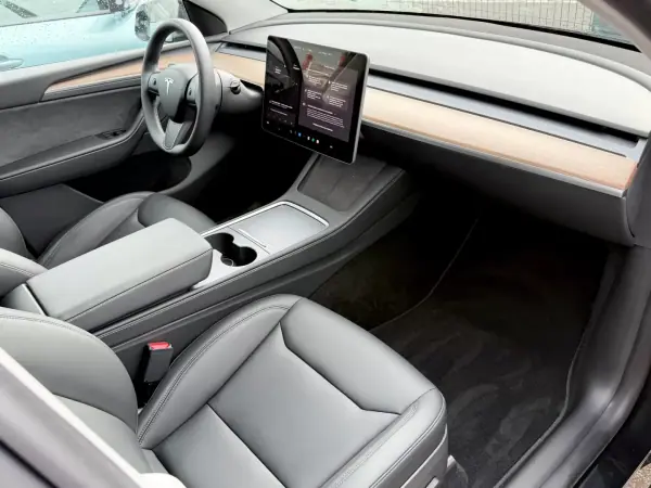 Tesla Model Y 2024 - 38490 EUR, 17630 km - AUTO.MOTO.pt - 17630km - foto 7 de 13