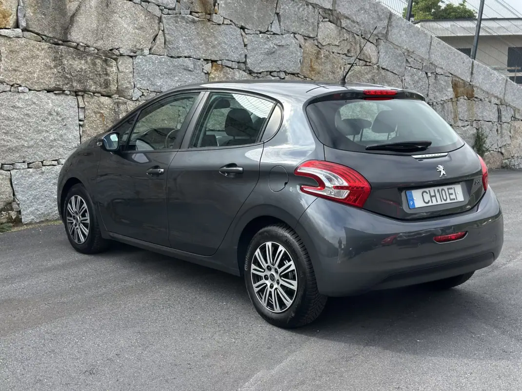 Peugeot 208 2015 - 7990 EUR, 73000 km - AUTO.MOTO.pt - 73000km - foto 14 de 51