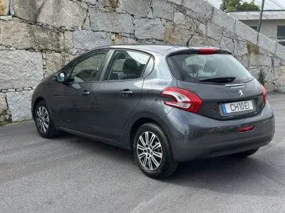 Peugeot 208 2015 - 7990 EUR, 73000 km - AUTO.MOTO.pt - 73000km - foto 14 de 51