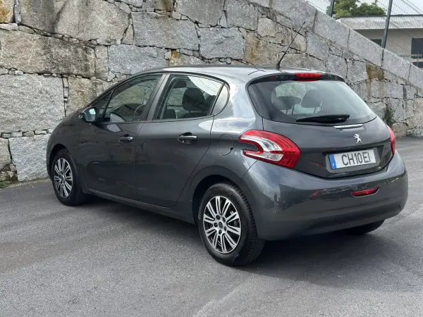 Peugeot 208 2015 - 7990 EUR, 73000 km - AUTO.MOTO.pt - 73000km - foto 14 de 51
