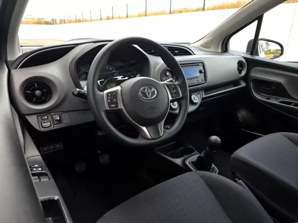 Toyota Yaris 2019 - 11500 EUR, 35900 km - AUTO.MOTO.pt - 35900km - foto 10 de 21