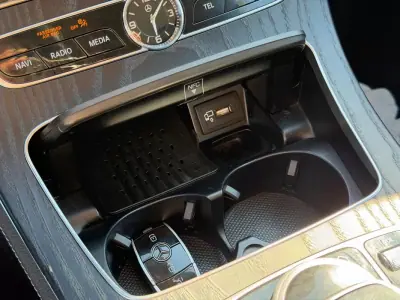 Mercedes-Benz E 300 2019 - 25900 EUR, 138000 km - AUTO.MOTO.pt - 138000km - foto 24 de 33