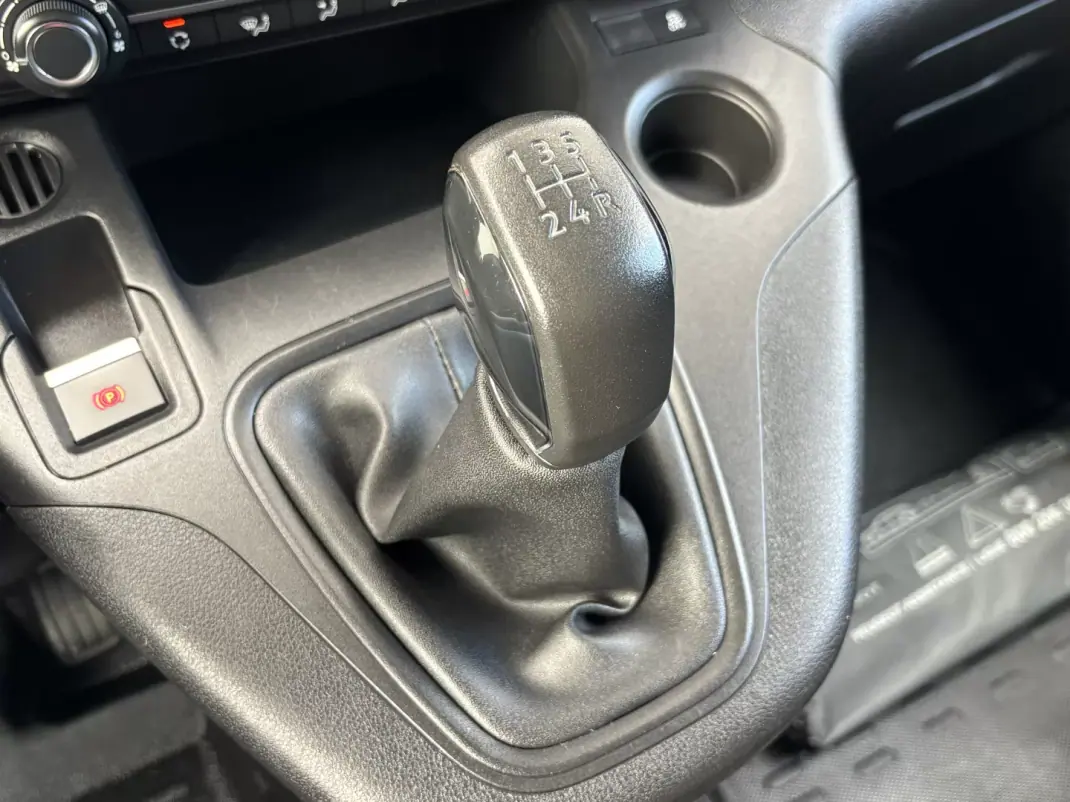 Peugeot PARTNER 1.6 BLUEHDI 3 LUGARES 2019 - 13900 EUR, 97000 km - AUTO.MOTO.pt - 97000km - foto 27 de 34