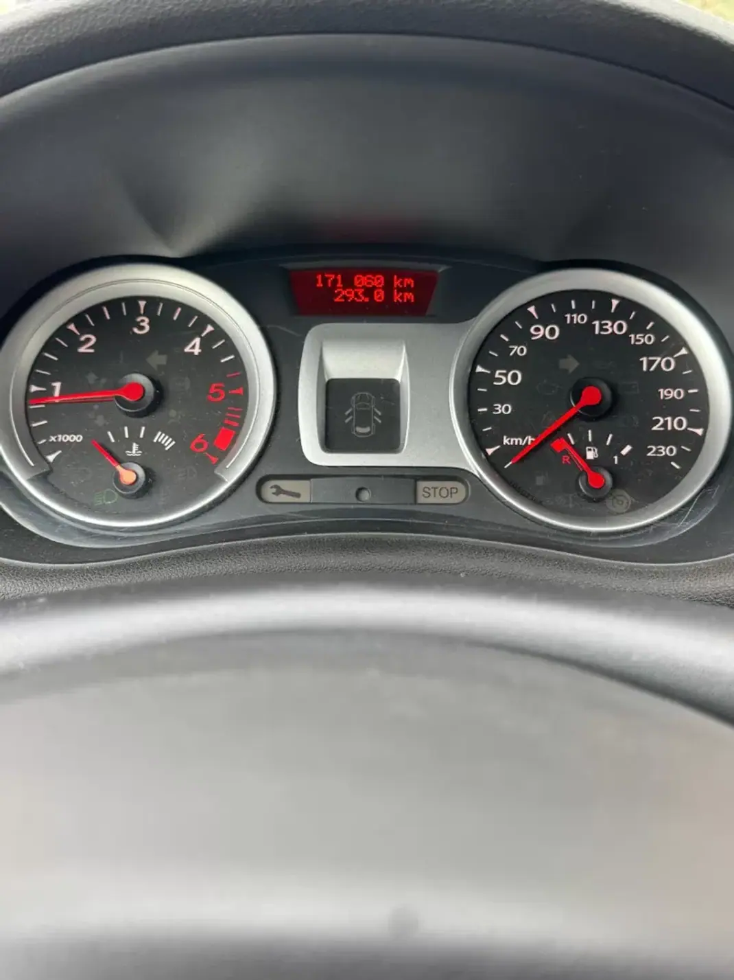 Renault Clio 2010 - 5900 EUR, 171000 km - AUTO.MOTO.pt - 171000km - foto 8 de 13