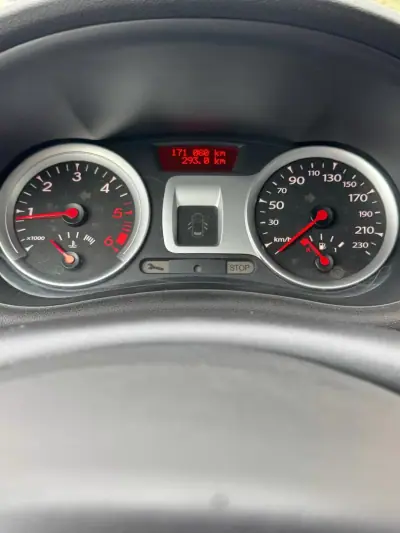 Renault Clio 2010 - 5900 EUR, 171000 km - AUTO.MOTO.pt - 171000km - foto 8 de 13