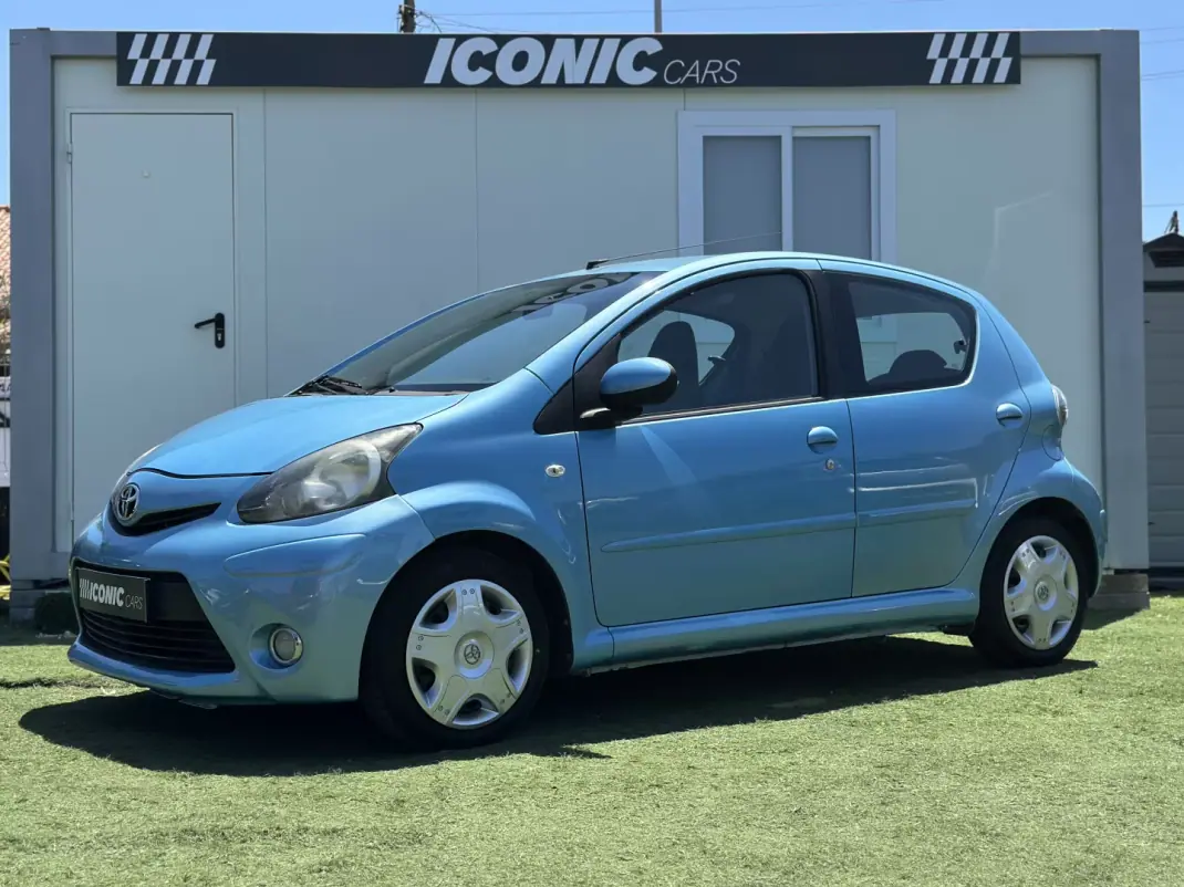 Toyota Aygo 2013 - 6490 EUR, 72000 km - AUTO.MOTO.pt - 72000km - foto 1 de 28