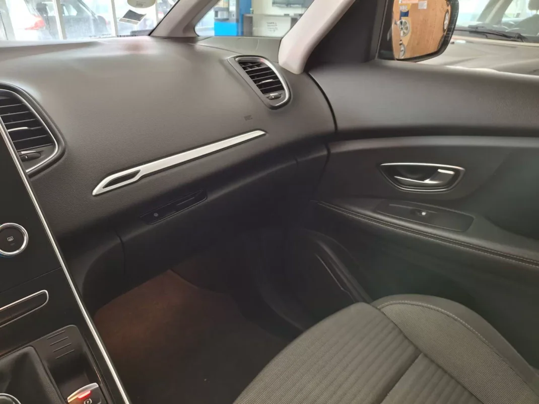 Renault Grand Scénic 2019 - 16700 EUR, 173000 km - AUTO.MOTO.pt - 173000km - foto 14 de 18