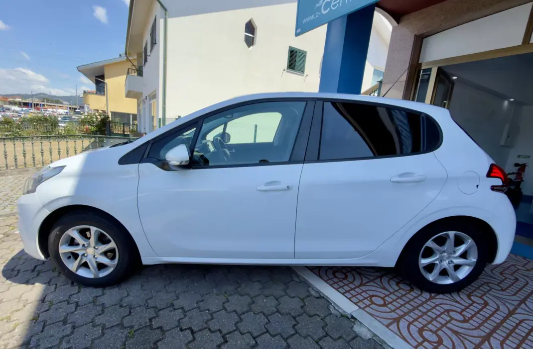 Peugeot 208 2016 - 8950 EUR, 83000 km - AUTO.MOTO.pt - 83000km - foto 6 de 25