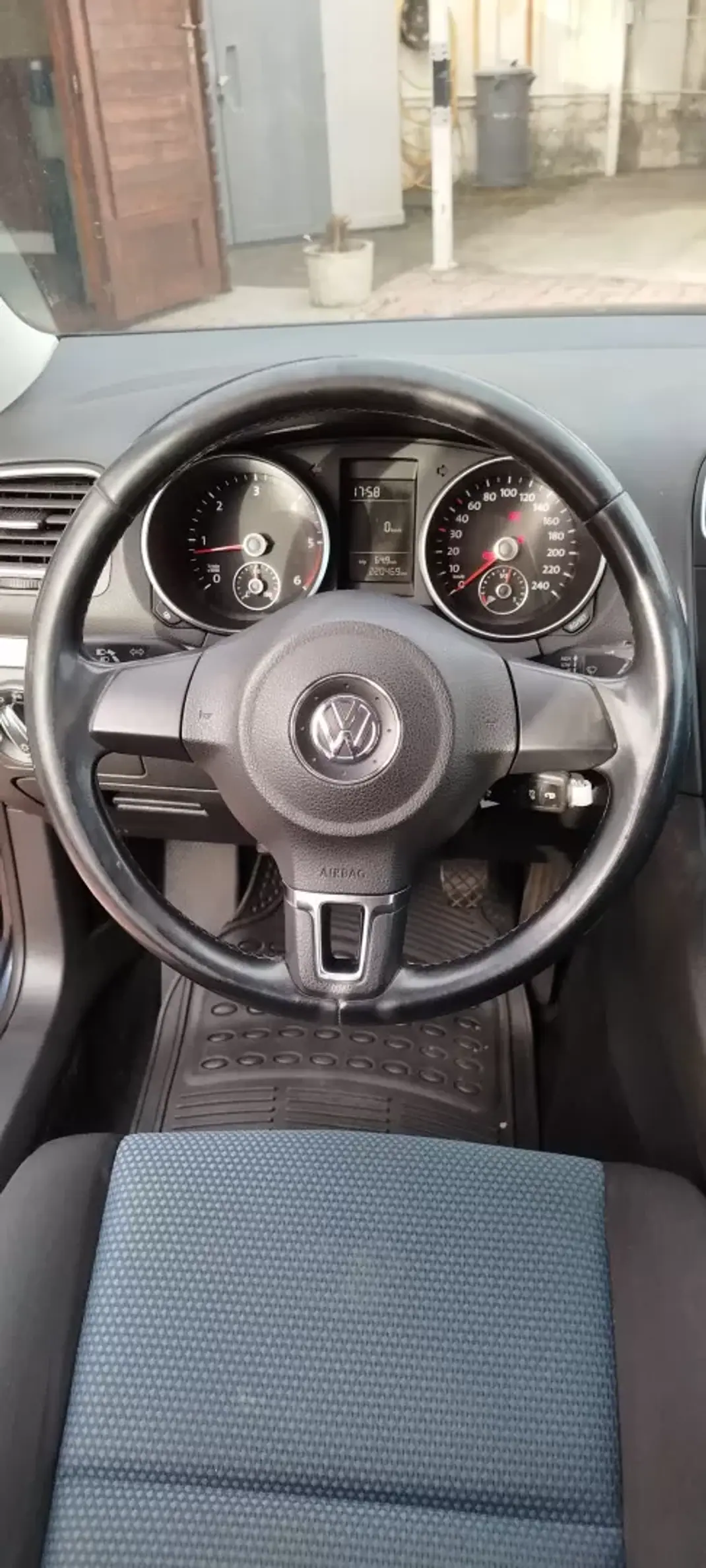 Volkswagen Golf 2010 - 9450 EUR, 220000 km - AUTO.MOTO.pt - 220000km - foto 10 de 13