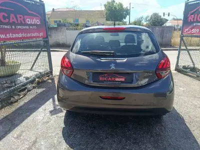 Peugeot 208 2019 - 11900 EUR, 104199 km - AUTO.MOTO.pt - 104199km - foto 24 de 26
