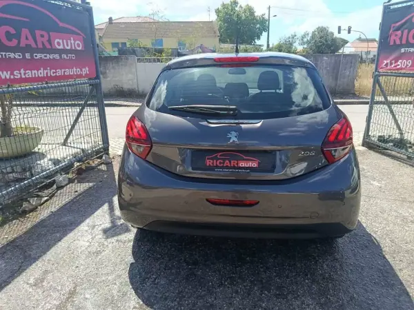 Peugeot 208 2019 - 11900 EUR, 104199 km - AUTO.MOTO.pt - 104199km - foto 24 de 26