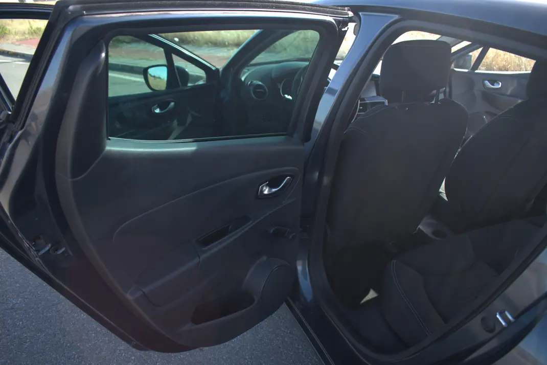 Renault Clio 2017 - 10490 EUR, 90000 km - AUTO.MOTO.pt - 90000km - foto 14 de 15
