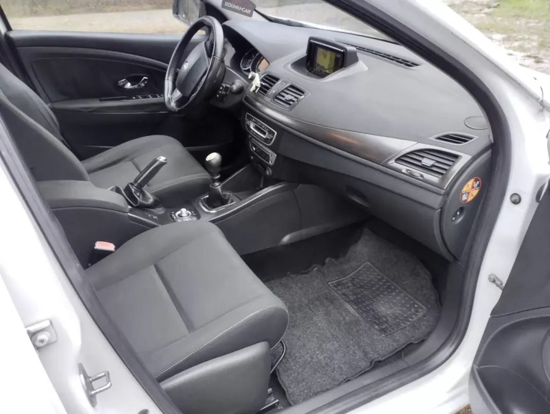Renault Mégane 2013 - 3750 EUR, 320000 km - AUTO.MOTO.pt - 320000km - foto 11 de 27