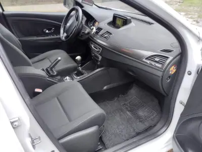 Renault Mégane 2013 - 3750 EUR, 320000 km - AUTO.MOTO.pt - 320000km - foto 11 de 27
