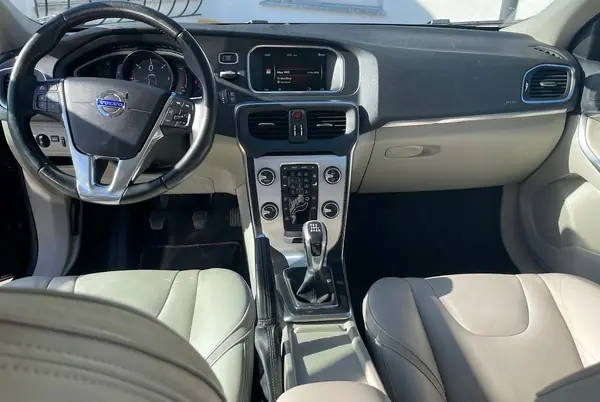 Volvo V40 2015 - 11000 EUR, 169000 km - AUTO.MOTO.pt - 169000km - foto 11 de 24