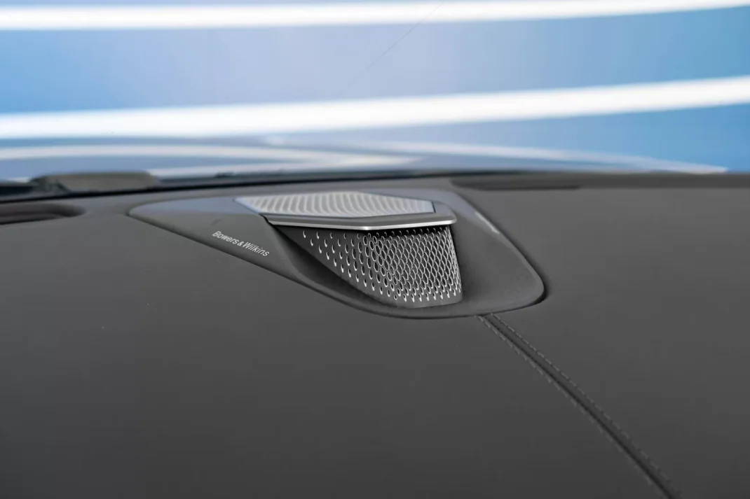 Aston Martin DB12 Coupé 2024 - 300000 EUR, 7650 km - AUTO.MOTO.pt - 7650km - foto 17 de 22