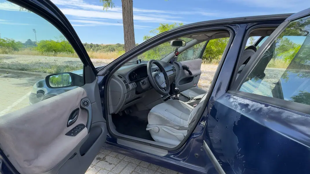 Renault Laguna 2001 - 1000 EUR, 292000 km - AUTO.MOTO.pt - 292000km - foto 10 de 19