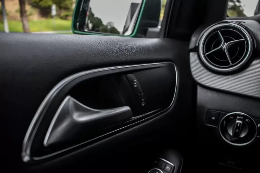 Mercedes-Benz B 250 2017 - 13990 EUR, 85144 km - AUTO.MOTO.pt - 85144km - foto 21 de 44