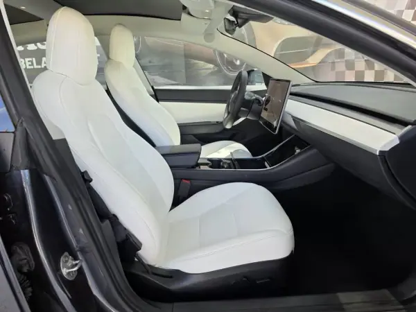 Tesla Model 3 2020 - 23500 EUR, 133000 km - AUTO.MOTO.pt - 133000km - foto 9 de 17
