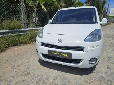 Peugeot PARTNER GIRAFON 2014 - 7999 EUR, 149000 km - AUTO.MOTO.pt - 149000km - foto 2 de 10