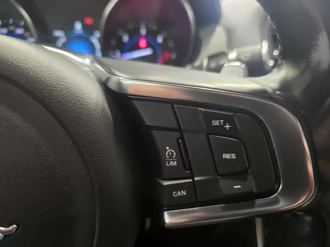 Jaguar XE 2017 - 16980 EUR, 185325 km - 185325km - foto 26 de 36