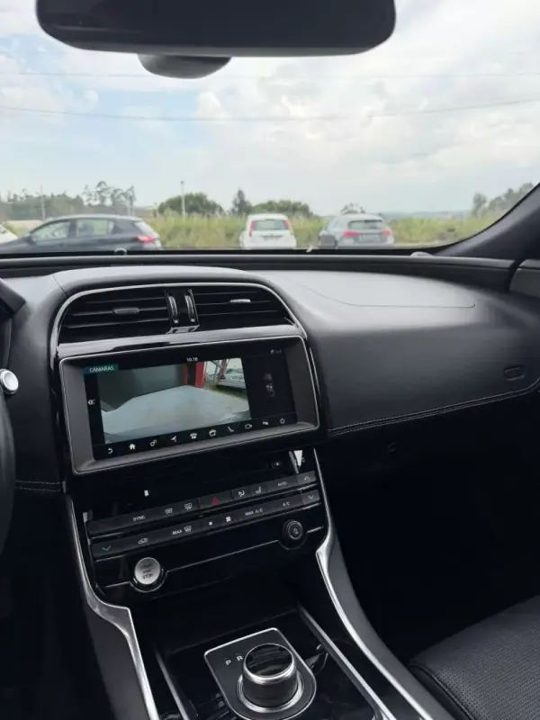 Jaguar XE 2018 - 17000 EUR, 273353 km - AUTO.MOTO.pt - 273353km - foto 11 de 20