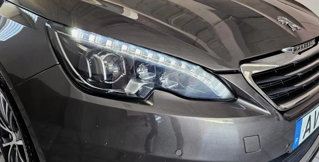 Peugeot 308 2015 - 9500 EUR, 180000 km - AUTO.MOTO.pt - 180000km - foto 16 de 20