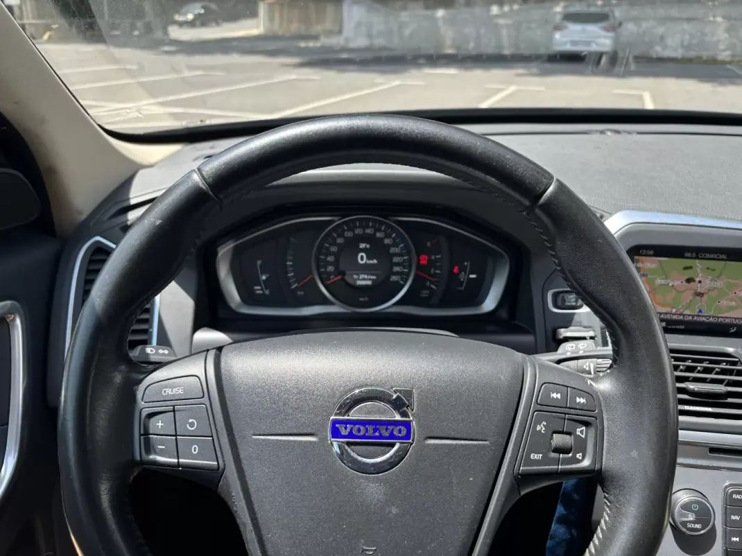 Volvo XC 60 2017 - 13500 EUR, 298900 km - AUTO.MOTO.pt - 298900km - foto 9 de 12