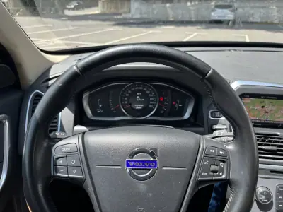 Volvo XC 60 2017 - 13500 EUR, 298900 km - AUTO.MOTO.pt - 298900km - foto 9 de 12