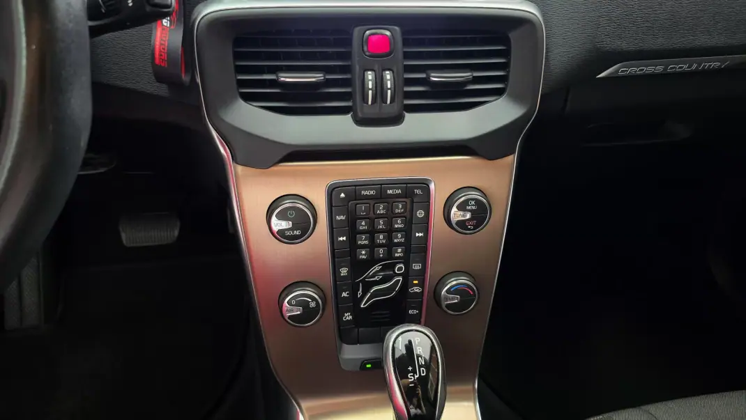 Volvo V40 Cross Country 2017 - 13990 EUR, 169554 km - 169554km - foto 43 de 61