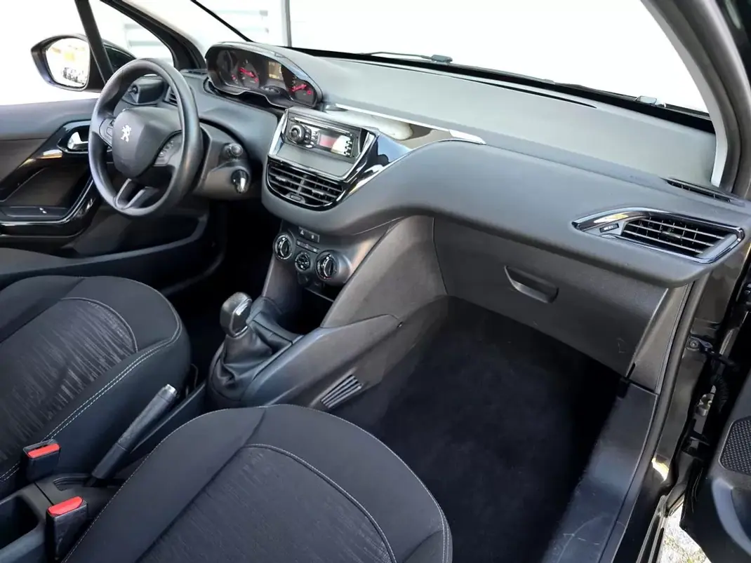Peugeot 208 2012 - 7500 EUR, 137000 km - AUTO.MOTO.pt - 137000km - foto 21 de 25