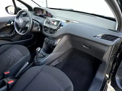 Peugeot 208 2012 - 7500 EUR, 137000 km - AUTO.MOTO.pt - 137000km - foto 21 de 25