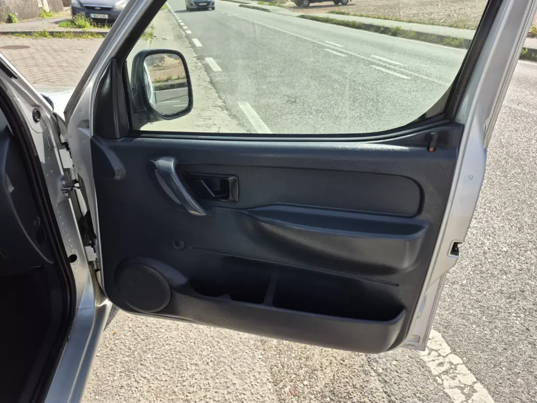 Citroën 2007 - 4900 EUR, 216500 km - AUTO.MOTO.pt - 216500km - foto 15 de 20