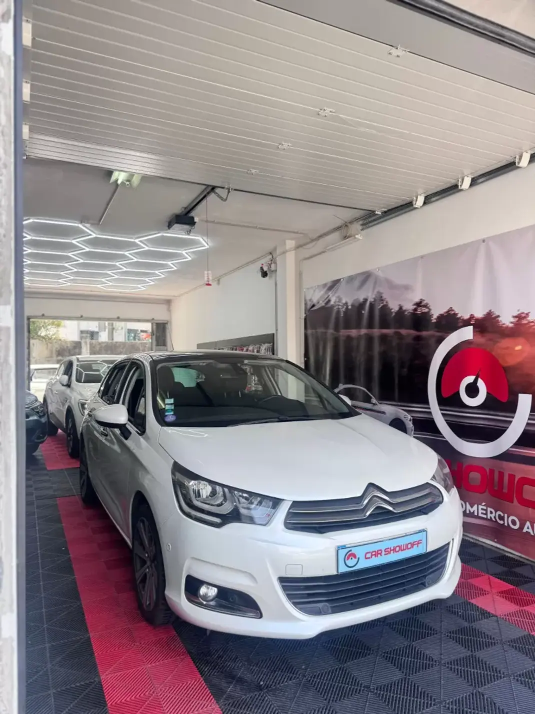 Citroën C4 2017 - 9900 EUR, 156000 km - AUTO.MOTO.pt - 156000km - foto 1 de 13