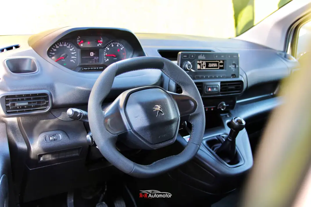 Peugeot Partner 1.5 BlueHDI Pro Longa 3L 2021 - 14750 EUR, 113000 km - AUTO.MOTO.pt - 113000km - foto 3 de 22