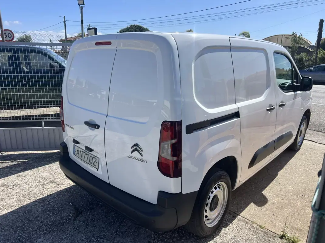 Citroën Berlingo 2022 - 13800 EUR, 118170 km - AUTO.MOTO.pt - 118170km - foto 9 de 12