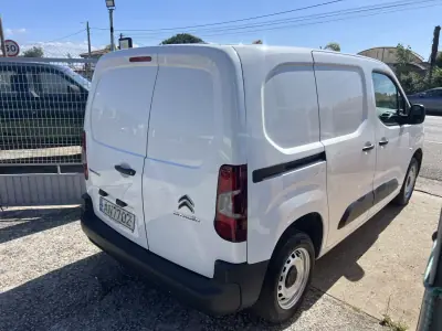 Citroën Berlingo 2022 - 13800 EUR, 118170 km - AUTO.MOTO.pt - 118170km - foto 9 de 12