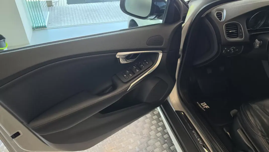 Volvo V40 Cross Country 2013 - 9900 EUR, 239930 km - AUTO.MOTO.pt - 239930km - foto 35 de 55