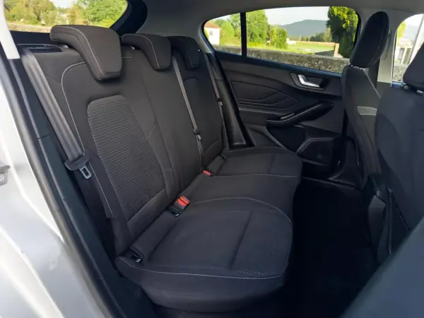 Ford Focus 2018 - 12990 EUR, 90000 km - AUTO.MOTO.pt - 90000km - foto 34 de 36