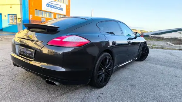 Porsche Panamera 2011 - 29900 EUR, 190000 km - AUTO.MOTO.pt - 190000km - foto 4 de 15