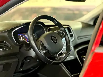Renault Mégane Sport Tourer 2018 - 14900 EUR, 110134 km - AUTO.MOTO.pt - 110134km - foto 17 de 27